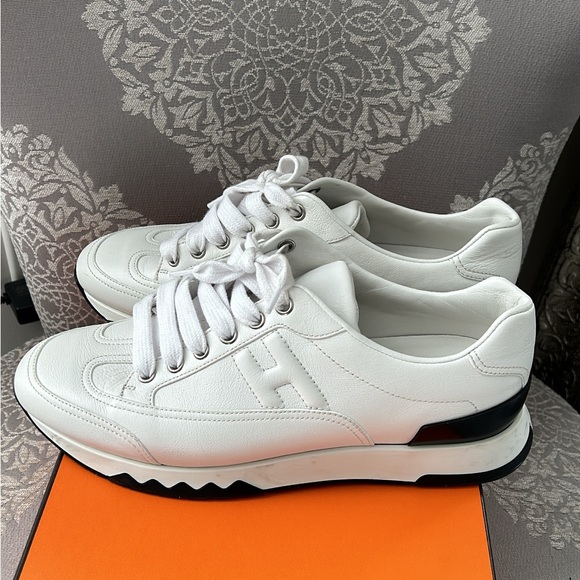 Authentic Hermes woman’s sneaker like New!!! Wht with blk soles. Size 39.5 - Picture 6 of 8
